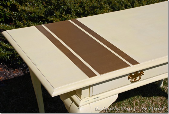 Painting gold stripes on sofa table